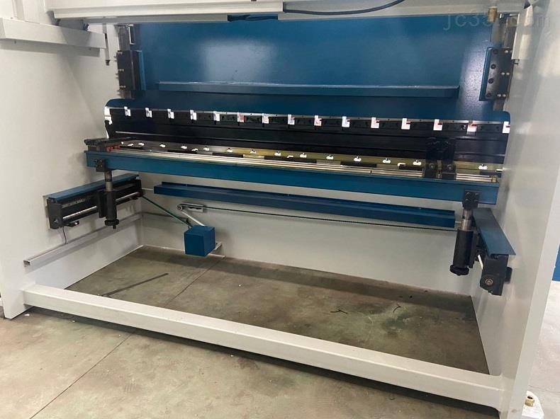 折弯机厂家对于机器特点介绍