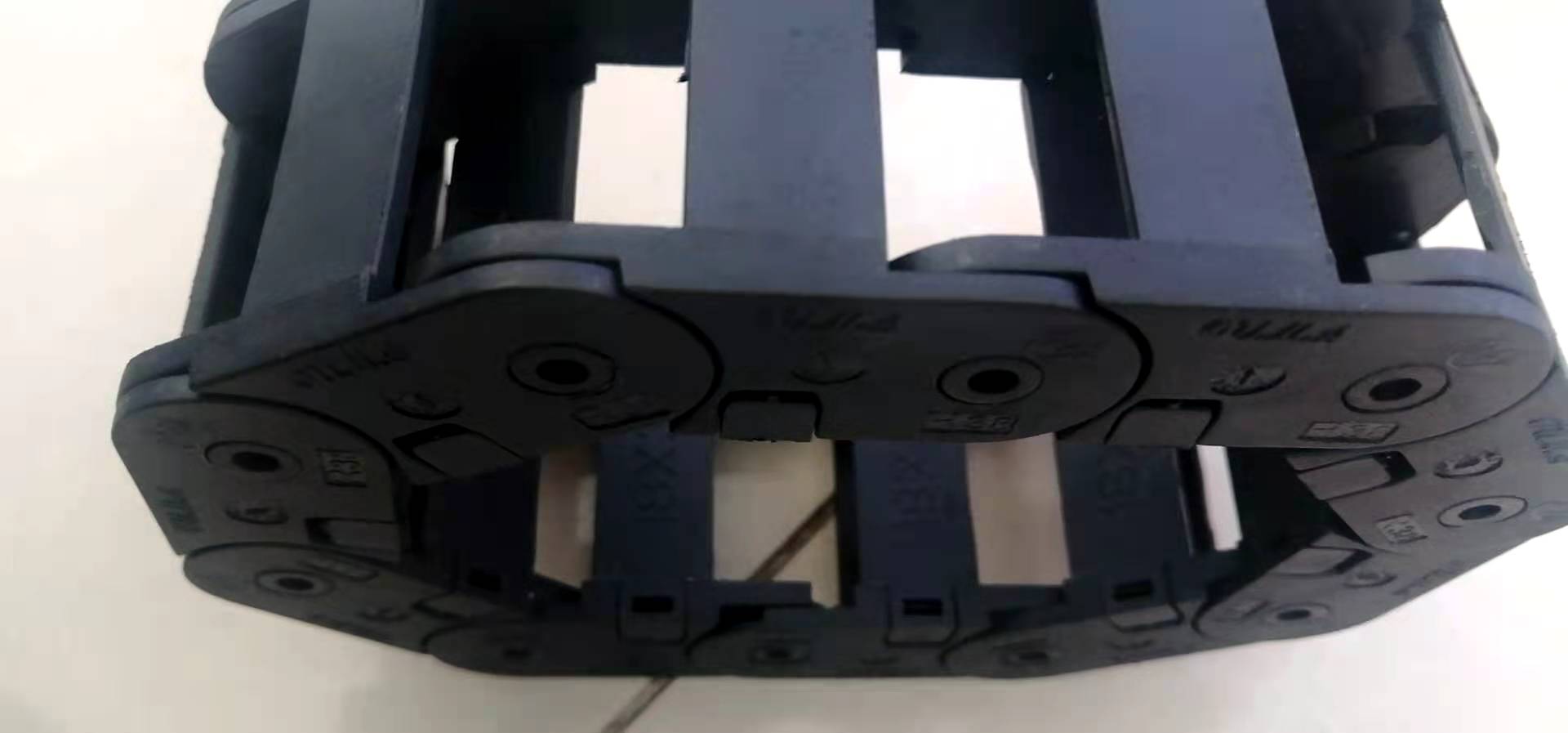 工程尼龙拖链到底是有哪几部分组成的呢? 工程尼龙拖链到底是有哪几部分组成的呢?