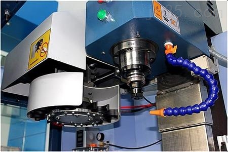 当小型加工中心出现主轴发热，旋转精度下降故障的是应当怎么处理