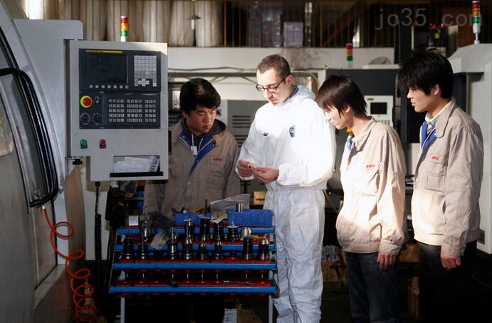 数控机床的控制系统是任何来划分的