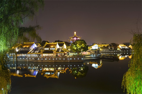 城市户外景观照明是现代夜间生活的标配