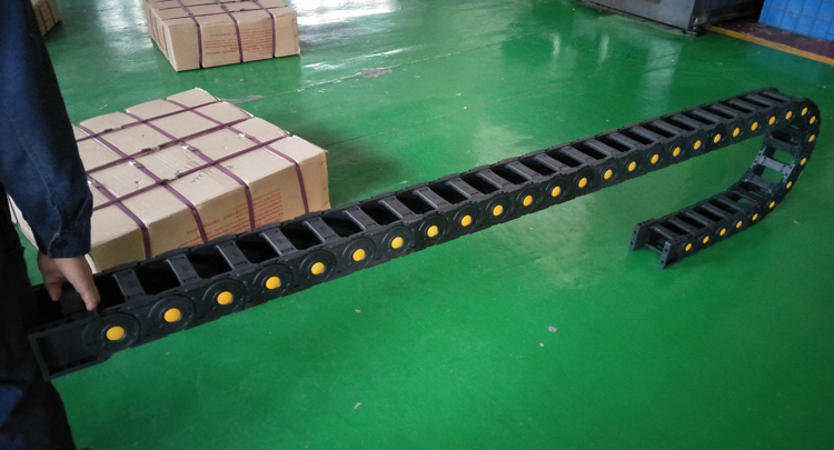 塑料拖链分为桥式和全封闭样式 塑料拖链分为桥式和全封闭样式