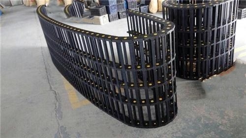 什么情况下立式加工中心工程塑料拖链使用导向槽