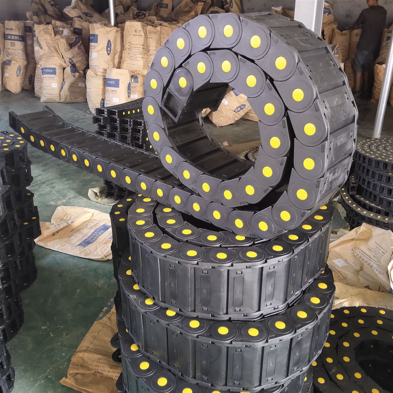 塑料拖链和尼龙拖链有什么不同 塑料拖链和尼龙拖链有什么不同