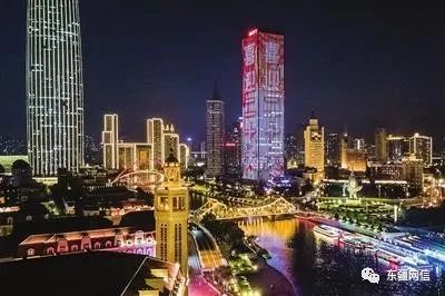 红旗飘扬灯光点缀天津夜景迎国庆