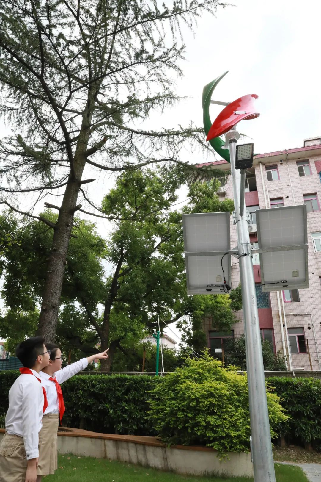 上海能科风光互补路灯“落户”龙柏一小