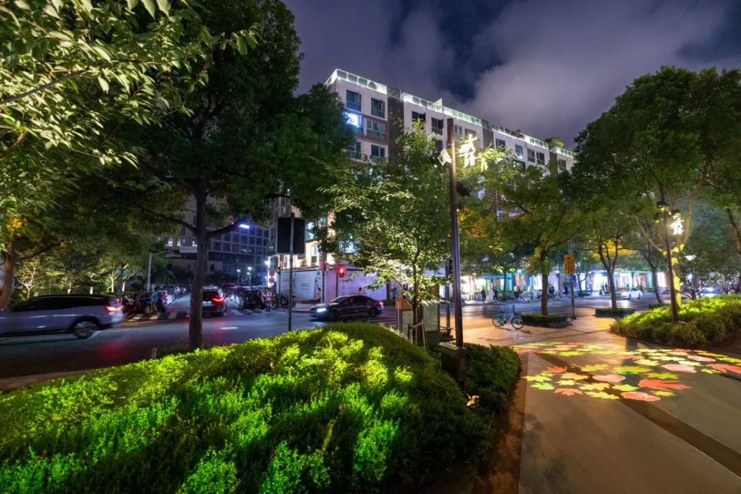 上海杨浦区大学路开启华丽灯光夜景模式