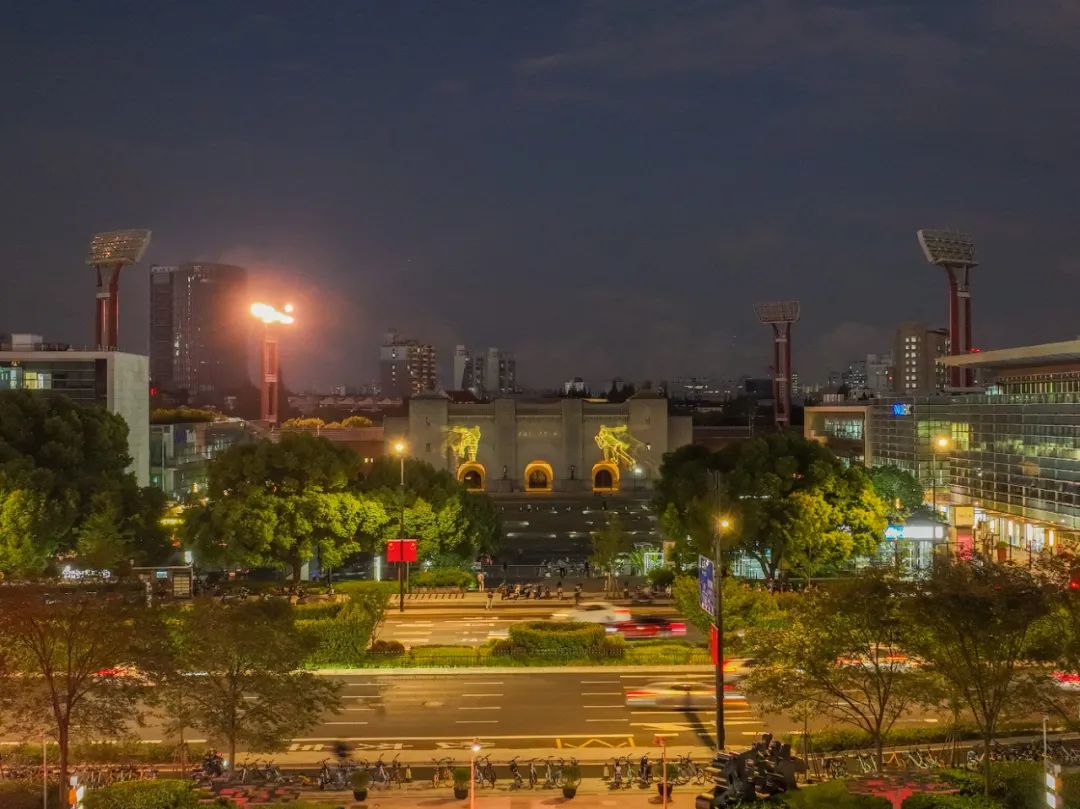 上海杨浦区大学路开启华丽灯光夜景模式