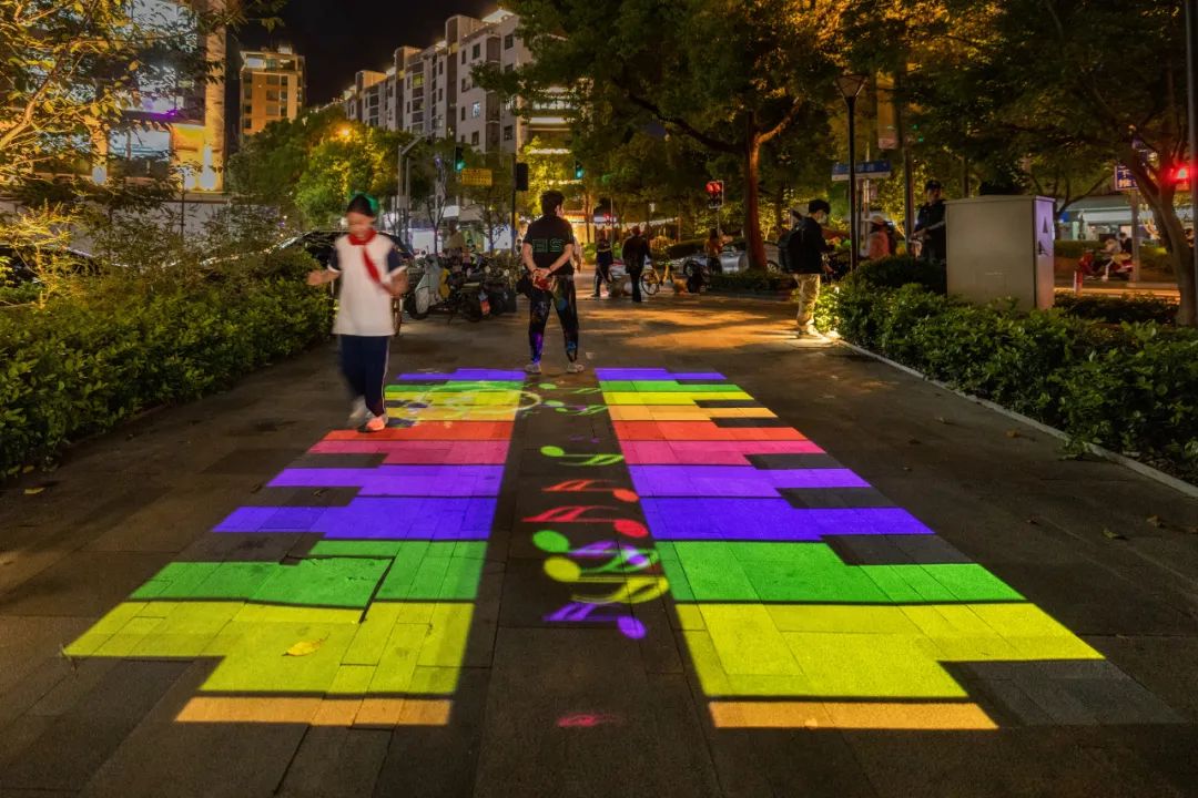 上海杨浦区大学路开启华丽灯光夜景模式