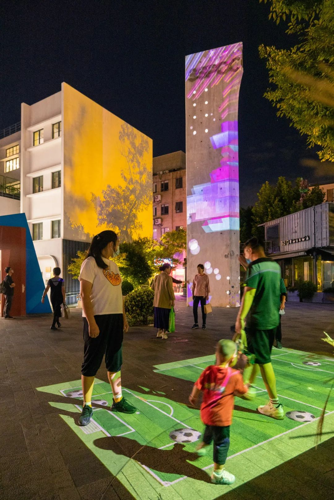 上海杨浦区大学路开启华丽灯光夜景模式