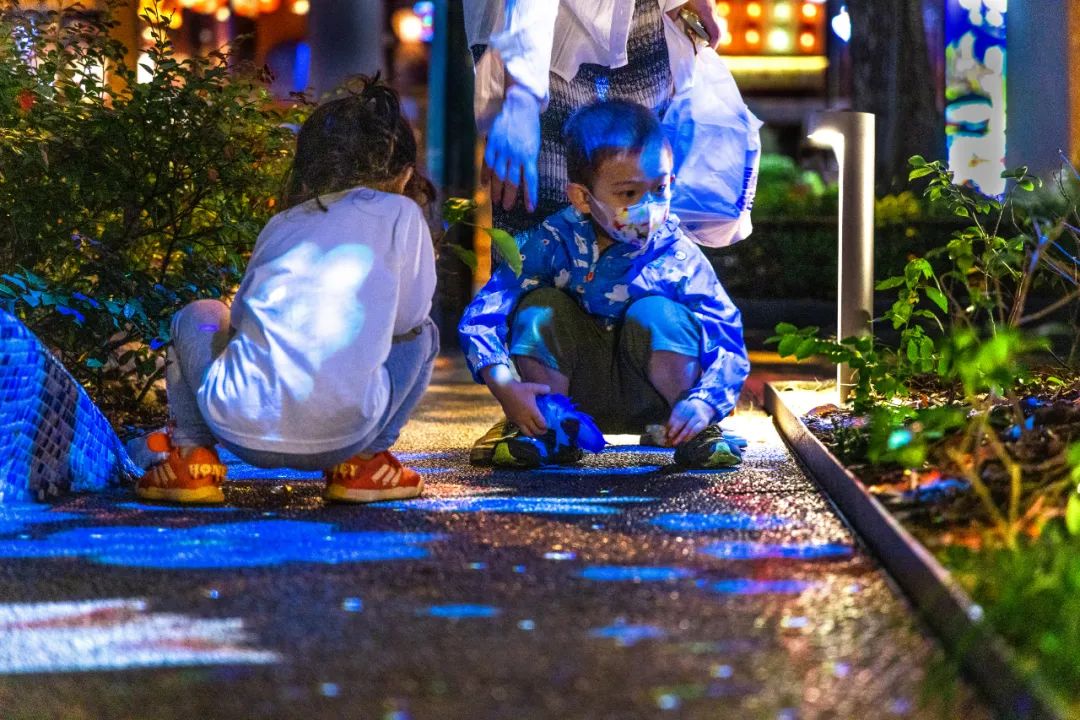 上海杨浦区大学路开启华丽灯光夜景模式