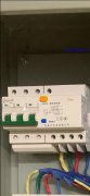 三相四线漏电开关能分别接三组220V电来使用吗
