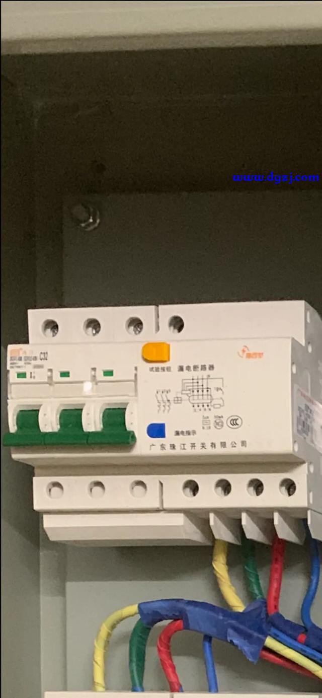 三相四线漏电开关能分别接三组220V电来使用吗