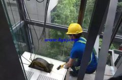 电梯钢缆断了电梯会掉下来吗