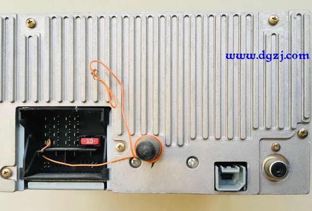 左右声道功放怎么接一个低音炮