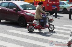 斑马线前要不要礼让电瓶车？