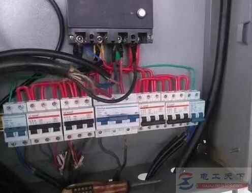 配电箱开关并线接法及照明电力负荷的分配方法