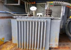 500KVA变压器带270KW功率而电压360V是什么原因