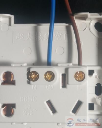 五孔插座地线和零线接反后设备能不能运转