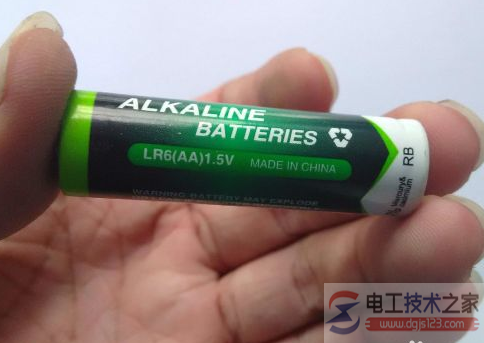 如何用万用表测蓄电池电压？