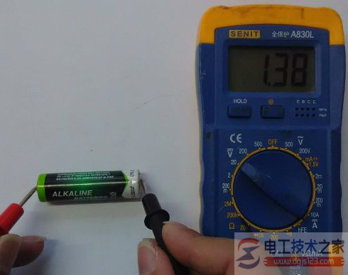 如何用万用表测蓄电池电压？