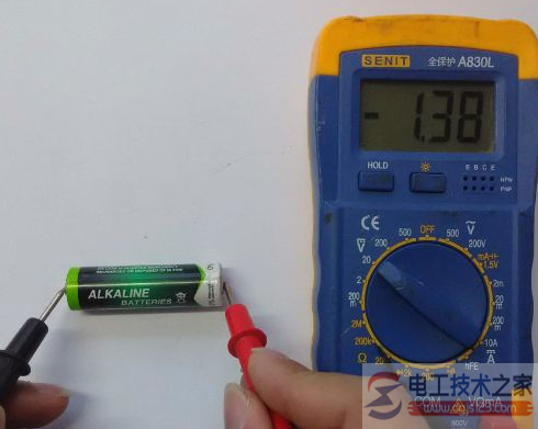 如何用万用表测蓄电池电压？