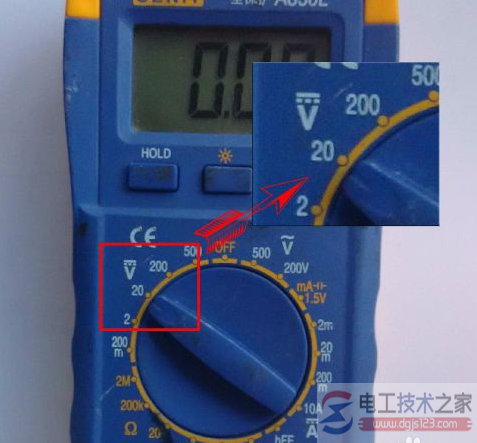 如何用万用表测蓄电池电压？