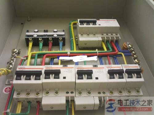 三相漏电保护器实物接线图(黄绿红蓝线与空气开关)