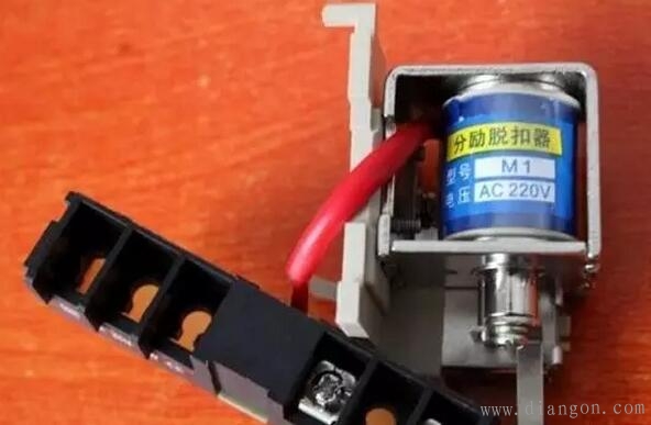 低压断路器脱扣器的作用原理 低压断路器脱扣器的作用原理