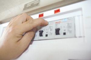 漏电断路器保护开关跳闸原因 漏电断路器保护开关跳闸原因