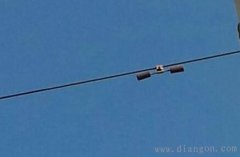 高压架空线路靠近绝缘子两侧防振锤的作用