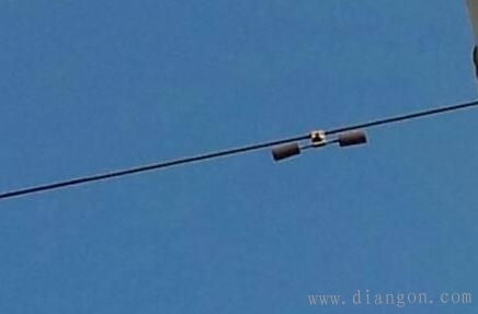 高压架空线路靠近绝缘子两侧防振锤的作用