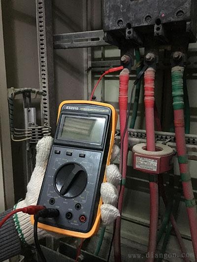 双钳相位伏安表测量低压配电柜的电压电流相位角频率等参数实例