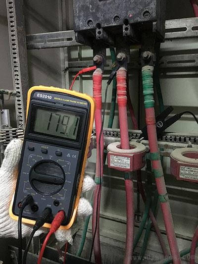 双钳相位伏安表测量低压配电柜的电压电流相位角频率等参数实例