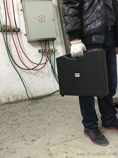 双钳相位伏安表测量低压配电柜的电压电流相位角频率等参数实例