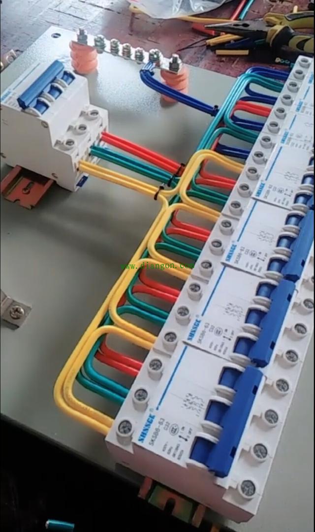 电工是怎么把线整理得这么整齐的? 电工是怎么把线整理得这么整齐的?