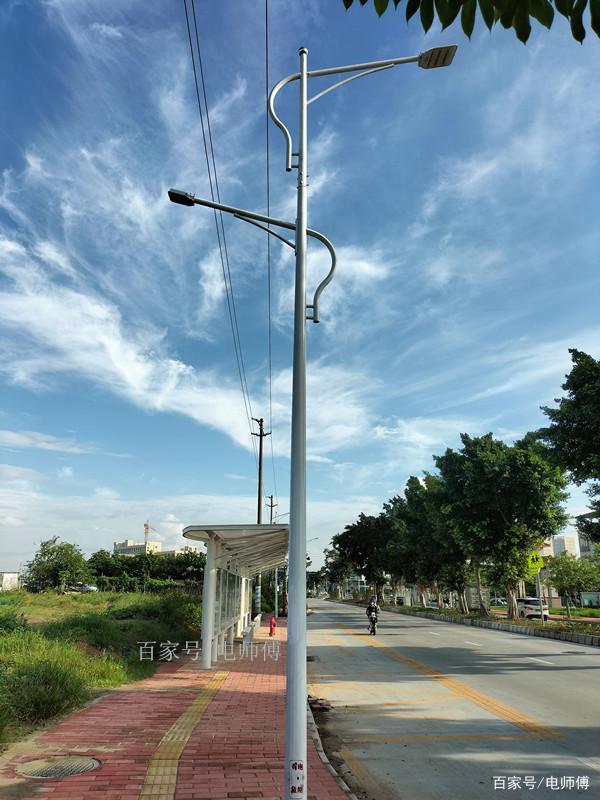 番禺金龙路拓宽改造完成并通车,LED路灯和灯箱亮起来了,真美丽
