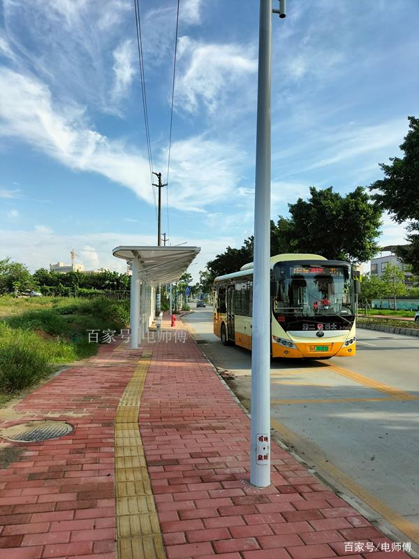 番禺金龙路拓宽改造完成并通车,LED路灯和灯箱亮起来了,真美丽