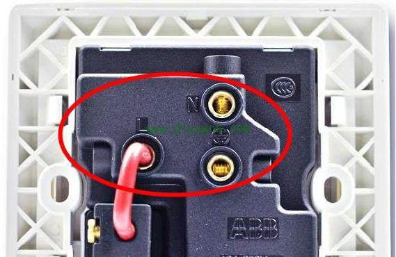 厨房用4平方电线如何接五孔10A插座?看看老电工是怎么做的 厨房用4平方电线如何接五孔10A插座?看看老电工是怎么做的