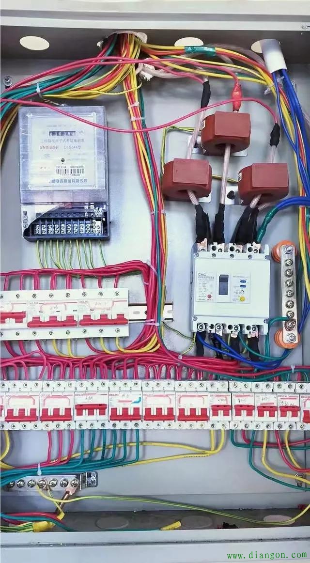 一个电表装了三支电流互感器,每支互感器电流比为100/5A,怎么计算实际用电量? 一个电表装了三支电流互感器,每支互感器电流比为100/5A,怎么计算实际用电量?