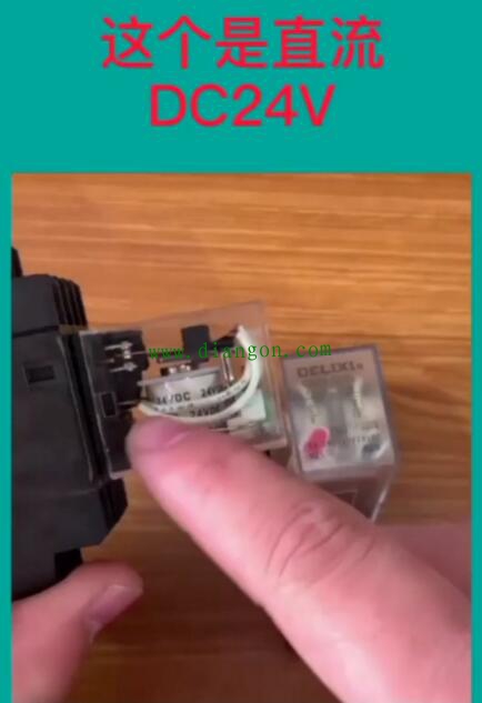 中间继电器上面的红绿灯有什么作用？