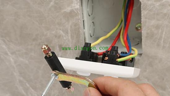 插座松动一般怎么处理？没想到老电工的法子这么简单管用！