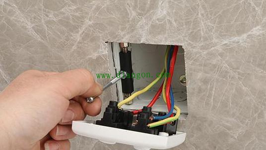 插座松动一般怎么处理？没想到老电工的法子这么简单管用！