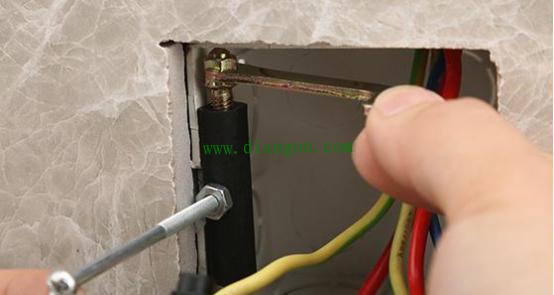 插座松动一般怎么处理？没想到老电工的法子这么简单管用！