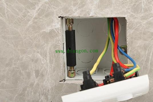 插座松动一般怎么处理？没想到老电工的法子这么简单管用！