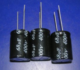 用万用表判断电解电容器极性