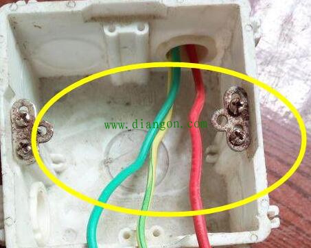 面对底盒里密密麻麻线路您知道到底哪根是火线？哪根是零线吗？