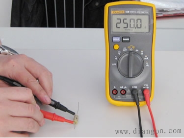 数字万用表如何测量直流电压、交流电压、电阻