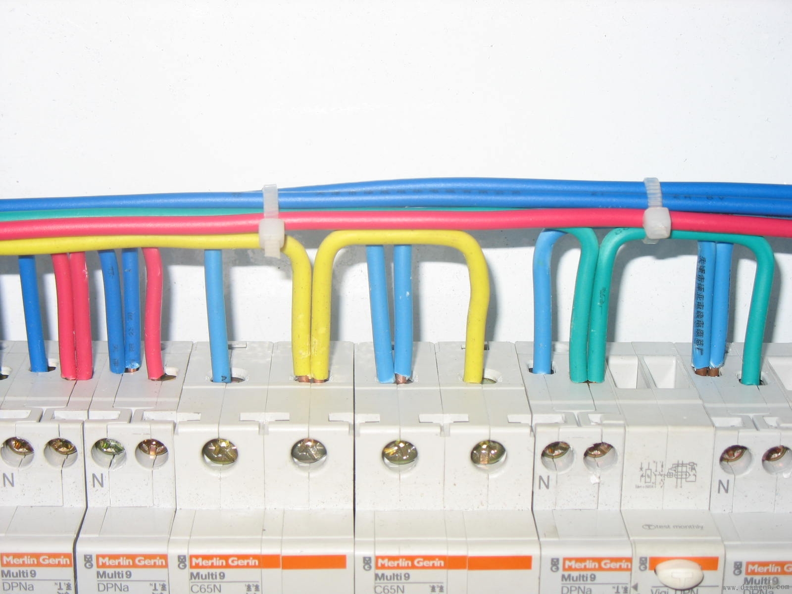 配电箱内空气开关配线要求和规范