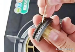 煤气灶打着火后一松手就灭怎么解决？